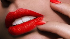 آرایش با رژلب قرمز و لباس مناسب آن