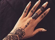 روش تهیه حنا برای طراحی بدن